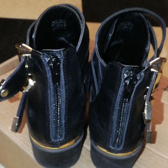 SHOEMINT Cut-out ankle boot - Picture 2 of 4